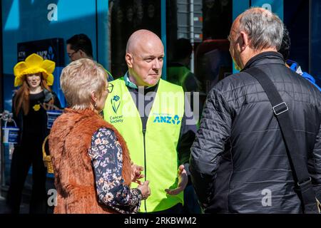 Auckland, Neuseeland, 25. August 2023. Christopher Luxon (C), Vorsitzender der National Party, sammelt sich für den Daffodil Day der Cancer Society, während er sich für die Wahlen einsetzt. Quelle: David Rowland/Alamy Live News Stockfoto
