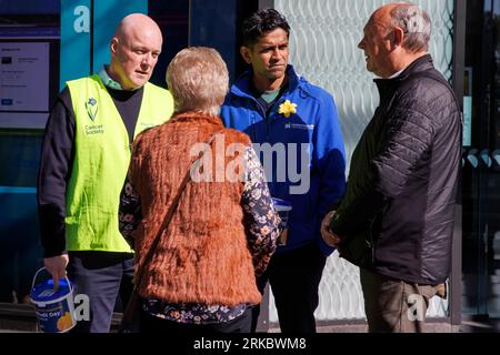 Auckland, Neuseeland, 25. August 2023. Der nationale Parteichef Christopher Luxon (L) und Mahesh Muralidhar, ein Kandidat der Auckland Central, sammeln sich für den Daffodil Day der Cancer Society, während er sich für die Wahlen einsetzt. Quelle: David Rowland/Alamy Live News Stockfoto