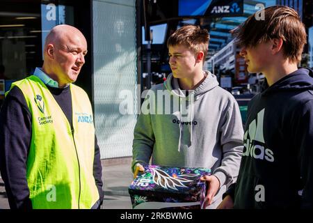 Auckland, Neuseeland, 25. August 2023. Christopher Luxon (L), Vorsitzender der National Party, sammelt sich für den Daffodil Day der Cancer Society, während er sich für die Wahlen einsetzt. Quelle: David Rowland/Alamy Live News Stockfoto