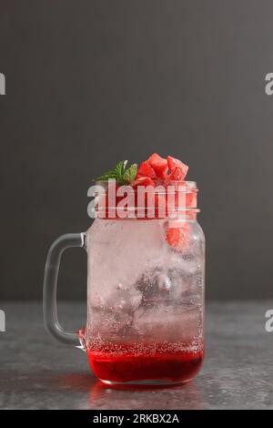Erdbeeren-Mojito mit Soda und rotem Sirup in Getränkeglas, frisches Getränk für den Sommer Stockfoto