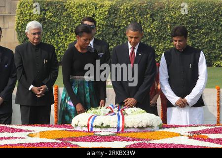 Bildnummer: 54620098  Datum: 08.11.2010  Copyright: imago/Xinhua (101108) -- NEW DELHI, Nov. 8, 2010 (Xinhua) -- U.S. President Barack Obama (2nd R) and his wife Michelle (3rd L) lay a wreath at the Mahatma Gandhi memorial at Rajghat in New Delhi Nov. 8, 2010. Obama is on a three-day visit to India. (Xinhua/Stringer) (msq) INDIA-NEW DELHI-U.S.-OBAMA-VISIT PUBLICATIONxNOTxINxCHN Politik People Asien Asienreise kbdig xub 2010 quer premiumd  o0 Frau, Mann, Ehefrau, Ehemann, Familie    Bildnummer 54620098 Date 08 11 2010 Copyright Imago XINHUA  New Delhi Nov 8 2010 XINHUA U S President Barack Obam Stock Photo