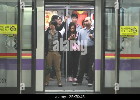 Bildnummer: 54620078 Datum: 08.11.2010 Copyright: imago/Xinhua (101108) -- GUANGZHOU , 8. November 2010 (Xinhua) -- das Foto vom 8. November 2010 zeigt Pendler an Bord einer U-Bahn in Guangzhou, Provinz Guangdong in Südchina. Die Verkehrsbehörden in Guangzhou, der Austragungsstadt der kommenden asiatischen Spiele, haben am Montag die Freifahrpolitik aufgehoben und dabei Bedenken hinsichtlich der öffentlichen Sicherheit geäußert. (Xinhua/Wang He) (ljh) CHINA-GUANGZHOU-FREE TRANSPORT-CANCELLED (CN) PUBLICATIONxNOTxINxCHN Gesellschaft Verkehr Bahn UBahn U Bahn kbdig xub 2010 quer Bildnummer 54620078 Datum 08 11 2010 Copyright Imago XIN Stockfoto