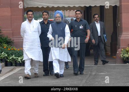 Bildnummer: 54624728  Datum: 09.11.2010  Copyright: imago/Xinhua (101110) -- NEW DELHI, Nov. 10, 2010 (Xinhua) -- Indian Prime Minsiter Manmohan Singh (3rd L) arrives at the Parliament House to attend the first day of the winter session of the parliament in New Delhi, capital of India, on Nov. 9, 2010. (Xinhua/Patha Sarkar) (lmz) INDIA-NEW DELHI-PARLIAMENT-WINTER SESSION PUBLICATIONxNOTxINxCHN Politik People kbdig xng 2010 quer premiumd     Bildnummer 54624728 Date 09 11 2010 Copyright Imago XINHUA  New Delhi Nov 10 2010 XINHUA Indian Prime minsiter Manmohan Singh 3rd l arrives AT The Parliame Stock Photo