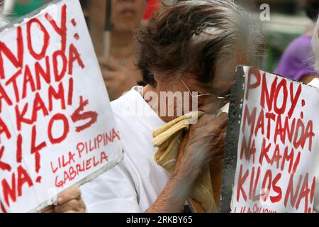 Bildnummer: 54626688  Datum: 10.11.2010  Copyright: imago/Xinhua (101110) -- MANILA, Nov. 10, 2010 (Xinhua) -- A Philippine comfort woman cries during a rally calling for justice in Manila, capital of the Philippines, Nov. 10, 2010. A group of Philippine comfort women on Wednesday urged Philippine President Benigno Noynoy Aquino III to demand apology and compensation from the Japanese government during his trip in Japan for the Asia Pacific Economic Cooperation meetings on Nov. 12. (Xinhua/Rouelle Umali) (msq) PHILIPPINES-MANILA-COMFORT WOMEN-PROTEST PUBLICATIONxNOTxINxCHN Gesellschaft Politik Stock Photo