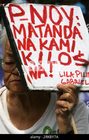 Bildnummer: 54626687  Datum: 10.11.2010  Copyright: imago/Xinhua (101110) -- MANILA, Nov. 10, 2010 (Xinhua) -- A Philippine comfort woman attends a rally calling for justice in Manila, capital of the Philippines, Nov. 10, 2010. A group of Philippine comfort women on Wednesday urged Philippine President Benigno Noynoy Aquino III to demand apology and compensation from the Japanese government during his trip in Japan for the Asia Pacific Economic Cooperation meetings on Nov. 12. (Xinhua/Rouelle Umali) (msq) PHILIPPINES-MANILA-COMFORT WOMEN-PROTEST PUBLICATIONxNOTxINxCHN Gesellschaft Politik Demo Stock Photo