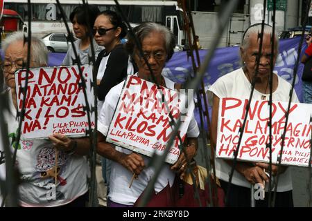 Bildnummer: 54626686  Datum: 10.11.2010  Copyright: imago/Xinhua (101110) -- MANILA, Nov. 10, 2010 (Xinhua) -- Philippine comfort women attend a rally calling for justice in Manila, capital of the Philippines, Nov. 10, 2010. A group of Philippine comfort women on Wednesday urged Philippine President Benigno Noynoy Aquino III to demand apology and compensation from the Japanese government during his trip in Japan for the Asia Pacific Economic Cooperation meetings on Nov. 12. (Xinhua/Rouelle Umali) (msq) PHILIPPINES-MANILA-COMFORT WOMEN-PROTEST PUBLICATIONxNOTxINxCHN Gesellschaft Politik Demo Pr Stock Photo