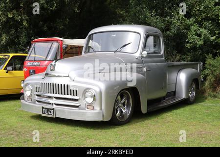 Glänzende Silberlackierung, die die Karosseriekonturen eines 1951 International L110 Custom Pickup Trucks zeigt, der auf 5-Speichen-Leichtmetallfelgen aus Chrom geschlagen wurde. Stockfoto