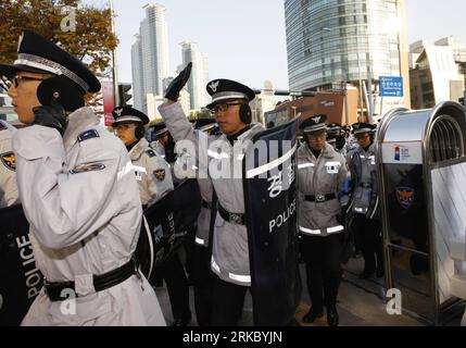 Bildnummer: 54627298 Datum: 10.11.2010 Copyright: imago/Xinhua (101111) -- SEOUL, 11. November 2010 (Xinhua) -- Polizisten betreten den Ort des G20-Gipfels in Seoul, der Hauptstadt Südkoreas, am 10. November 2010. Rund 50.000 Polizisten wurden während des G20-Gipfels entsandt, um die Sicherheit zu gewährleisten. (Xinhua/Duan Zhuoli) (lyi) SÜDKOREA-SEOUL-G20-SECURITY PUBLICATIONxNOTxINxCHN Politik G20 G 20 Gipfel Gipfeltreffen premiumd kbdig xsp 2010 quer o0 Sicherheit Bildnummer 54627298 Datum 10 11 2010 Copyright Imago XINHUA Seoul 11. November 2010 XINHUA-Polizisten betreten den Veranstaltungsort des G20-Gipfels in DER Hauptstadt Seoul Stockfoto