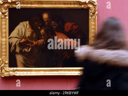 Bildnummer: 54630846  Datum: 11.11.2010  Copyright: imago/Xinhua (101111) -- BERLIN, Nov. 11, 2010 (Xinhua) -- A visitor looks at the Incredulity of Saint Thomas , a masterpiece of world-famous painter Michelangelo Merisi da Caravaggio during an exhibition marking the 400th anniversary of his death in Berlin, capital of Germany, on Nov. 11, 2010. The exhibition is held here from Nov. 11, 2010 to March 6, 2011, presenting Caravaggio s three masterpieces including the Incredulity of Saint Thomas . (Xinhua/Luo Huanhuan) (lr) GERMANY-BERLIN-EXHIBITION-CARAVAGGIO-DEATH-400TH ANNIVERSARY PUBLICATION Stockfoto