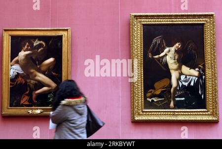 Bildnummer: 54630847  Datum: 11.11.2010  Copyright: imago/Xinhua (101111) -- BERLIN, Nov. 11, 2010 (Xinhua) -- A visitor looks at masterpieces of world-famous painter Michelangelo Merisi da Caravaggio during an exhibition marking the 400th anniversary of his death in Berlin, capital of Germany, on Nov. 11, 2010. The exhibition is held here from Nov. 11, 2010 to March 6, 2011, presenting Caravaggio s three masterpieces including the Incredulity of Saint Thomas . (Xinhua/Luo Huanhuan) (lr) GERMANY-BERLIN-EXHIBITION-CARAVAGGIO-DEATH-400TH ANNIVERSARY PUBLICATIONxNOTxINxCHN Kultur Kunst Kunstausst Stockfoto