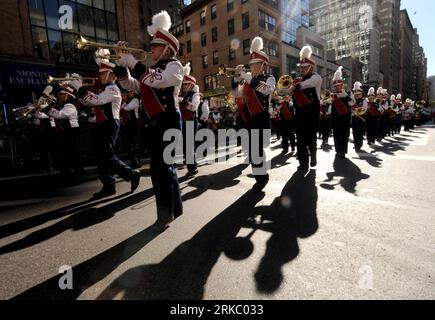 Bildnummer: 54631397  Datum: 11.11.2010  Copyright: imago/Xinhua (101111) -- NEW YORK, Nov. 11, 2010 (Xinhua) -- Music band attend the Veterans Day Parade along the Fifth Avenue in Manhattan, New York, Nov. 11, 2010. (Xinhua/Shen Hong) US-NEW YORK-VETERANS DAY PARADE PUBLICATIONxNOTxINxCHN Gesellschaft Tag der Veteranen Kriegsveteranen kbdig xdp 2010 quer premiumd  o0 Veteranentag    Bildnummer 54631397 Date 11 11 2010 Copyright Imago XINHUA  New York Nov 11 2010 XINHUA Music Tie attend The Veterans Day Parade Along The Fifth Avenue in Manhattan New York Nov 11 2010 XINHUA Shen Hong U.S. New Y Stock Photo