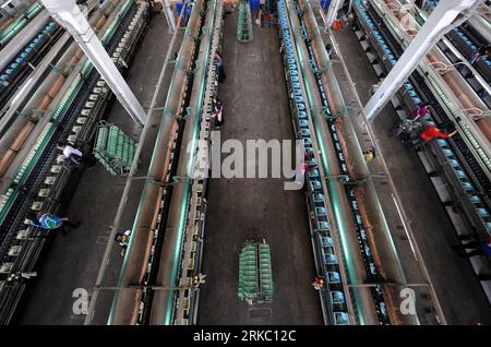 Bildnummer: 54636868  Datum: 13.11.2010  Copyright: imago/Xinhua (101113) -- HANGZHOU, Nov. 13, 2010 (Xinhua) -- The photo taken on Nov. 11, 2010 shows the cocoon-reeling workshop of a silk mill in Huzhou, east China s Jiangsu Province. China, the birthplace of silk, is the world s biggest silk producer. But as American and European consumers are saving more due to the credit crunch and the following debt crisis, demands for commodities like silk are falling sharply. Without enough orders, China s silk industry, which sees profits shrinking dramatically, is now stepping into a winter of trade Stock Photo