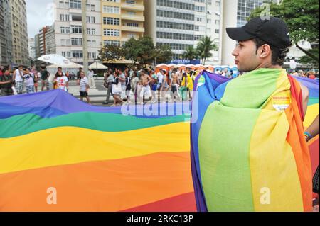 Bildnummer: 54638515  Datum: 14.11.2010  Copyright: imago/Xinhua (101114) -- RIO DE JANEIRO, Nov. 14, 2010 (Xinhua) -- A man stands besides a big rainbow flag during the gay parade in the Copacabana beach in Rio de Janeiro, Brazil, Nov. 14, 2010. Rio de Janeiro on Sunday held the 15th Gay Pride Parade with the expectation of more than 1 million participants. (Xinhua/Song Weiwei) (zw) BRAZIL-RIO DE JANEIRO-15TH GAY PARADE PUBLICATIONxNOTxINxCHN Gesellschaft CSD schwul lesbisch Homosexuelle kbdig xub 2010 quer premiumd  o0 Regenbogenfahne    Bildnummer 54638515 Date 14 11 2010 Copyright Imago XI Stock Photo