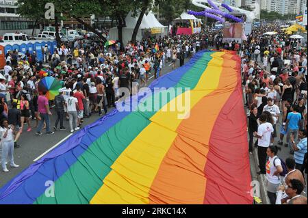 Bildnummer: 54638514  Datum: 14.11.2010  Copyright: imago/Xinhua (101114) -- RIO DE JANEIRO, Nov. 14, 2010 (Xinhua) -- gather around a big rainbow flag during the gay parade in the Copacabana beach in Rio de Janeiro, Brazil, Nov. 14, 2010. Rio de Janeiro on Sunday held the 15th Gay Pride Parade with the expectation of more than 1 million participants. (Xinhua/Song Weiwei) (zw) BRAZIL-RIO DE JANEIRO-15TH GAY PARADE PUBLICATIONxNOTxINxCHN Gesellschaft CSD schwul lesbisch Homosexuelle kbdig xub 2010 quer premiumd  o0 Regenbogenfahne    Bildnummer 54638514 Date 14 11 2010 Copyright Imago XINHUA  R Stock Photo