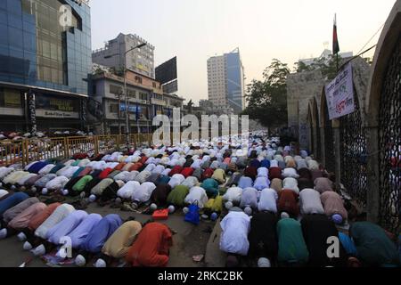 Bildnummer: 54649307  Datum: 16.11.2010  Copyright: imago/Xinhua DHAKA, Nov. 17, 2010 (Xinhua) -- Muslims attend the prayers at a mosque in Dhaka, capital of Bangladesh, Nov. 17, 2010. The Bangladeshi Muslims observed Eid al-Adha, or the sacrificial feast on Wednesday. (Xinhua/Shariful Islam) (wh) BANGLADESH-EID AL-ADHA-CELEBRATIONS PUBLICATIONxNOTxINxCHN Gesellschaft Religion Islam Gebet kbdig xmk 2010 quer o0 Totale    Bildnummer 54649307 Date 16 11 2010 Copyright Imago XINHUA Dhaka Nov 17 2010 XINHUA Muslims attend The Prayers AT a Mosque in Dhaka Capital of Bangladesh Nov 17 2010 The Bangl Stock Photo