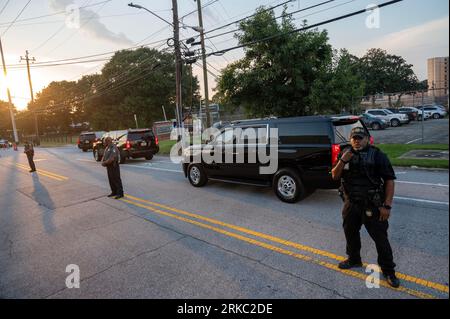 Atlanta, Usa. August 2023. Am Donnerstag, den 24. August 2023, trifft die Autokarosse des ehemaligen Präsidenten Donald Trump im Gefängnis Fulton County in Atlanta ein, um sich wegen seiner Bemühungen, die Ergebnisse der Präsidentschaftswahlen von 2020 in Georgien zu kippen, der Anschuldigung von Verschwörungs- und Verschwörungsklagen zu unterwerfen. Foto von Anthony Stalcup/UPI Credit: UPI/Alamy Live News Stockfoto