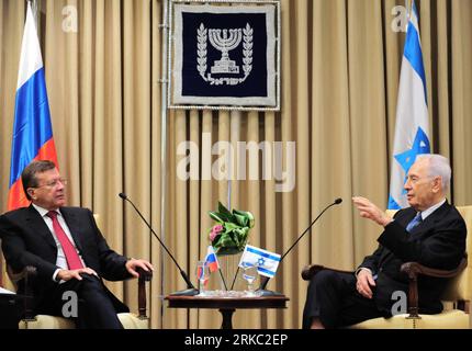 Bildnummer: 54651585  Datum: 18.11.2010  Copyright: imago/Xinhua (101118) -- JERUSALEM, Nov.18, 2010 (Xinhua) -- Israeli President Shimon Peres (R) meets with Russia s First Deputy Prime Minister Viktor Zubkov in Jerusalem Nov. 18, 2010. (Xinhua/Yin Dongxun) (nxl) ISRAEL-RUSSIA-POLITICS PUBLICATIONxNOTxINxCHN People Politik kbdig xmk 2010 quer premiumd     Bildnummer 54651585 Date 18 11 2010 Copyright Imago XINHUA  Jerusalem Nov 18 2010 XINHUA Israeli President Shimon Peres r Meets With Russia S First Deputy Prime Ministers Viktor Zubkov in Jerusalem Nov 18 2010 XINHUA Yin Dongxun nxl Israel R Stock Photo