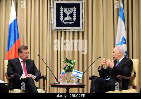 Bildnummer: 54651575  Datum: 18.11.2010  Copyright: imago/Xinhua (101118) -- JERUSALEM, Nov.18, 2010 (Xinhua) -- Israeli President Shimon Peres (R) meets with Russia s First Deputy Prime Minister Viktor Zubkov in Jerusalem Nov. 18, 2010. (Xinhua/Yin Dongxun) (nxl) ISRAEL-RUSSIA-POLITICS PUBLICATIONxNOTxINxCHN People Politik kbdig xmk 2010 quer     Bildnummer 54651575 Date 18 11 2010 Copyright Imago XINHUA  Jerusalem Nov 18 2010 XINHUA Israeli President Shimon Peres r Meets With Russia S First Deputy Prime Ministers Viktor Zubkov in Jerusalem Nov 18 2010 XINHUA Yin Dongxun nxl Israel Russia POL Stock Photo