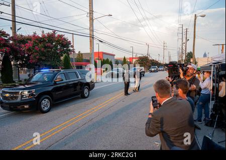 Atlanta, Usa. August 2023. Am Donnerstag, den 24. August 2023, trifft die Autokarosse des ehemaligen Präsidenten Donald Trump im Gefängnis Fulton County in Atlanta ein, um sich wegen seiner Bemühungen, die Ergebnisse der Präsidentschaftswahlen von 2020 in Georgien zu kippen, der Anschuldigung von Verschwörungs- und Verschwörungsklagen zu unterwerfen. Foto von Anthony Stalcup/UPI Credit: UPI/Alamy Live News Stockfoto