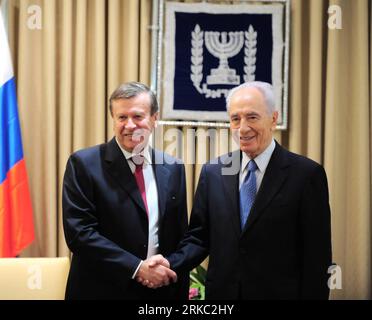 Bildnummer: 54651588 Datum: 18.11.2010 Copyright: imago/Xinhua (101118) -- JERUSALEM, 18. November 2010 (Xinhua) -- der israelische Präsident Shimon Peres (R) trifft sich am 18. November 2010 in Jerusalem mit dem ersten stellvertretenden russischen Premierminister Viktor Zubkov. (Xinhua/Yin Dongxun) (nxl) ISRAEL-RUSSLAND-POLITIK PUBLICATIONxNOTxINxCHN People Politik kbdig xmk 2010 Quadrat Premiere Bildnummer 54651588 Datum 18 11 2010 Copyright Imago XINHUA Jerusalem 18. November 2010 XINHUA israelischer Präsident Shimon Peres r trifft sich mit dem ersten russischen stellvertretenden Ministerpräsidenten Viktor Zubkov in Jerusalem 18. November 2010 XINHUA Yin Dongxun nxl Israe Stockfoto