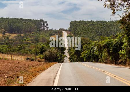 Catalao, Goias, Brasilien – 11. August 2023: Ein von Bäumen gesäumter Teil der BR-352 an einem hellen, sonnigen Morgen. Stockfoto