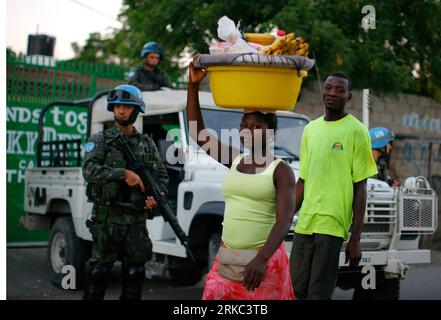 Bildnummer: 54661398  Datum: 20.11.2010  Copyright: imago/Xinhua (101120) -- PORT-AU-PRINCE, Nov. 20, 2010 (Xinhua) -- United Nations peacekeepers stand guard in a street in Port-au-Prince, Haiti, on Nov. 20, 2010. The Haitian Health Ministry said Friday that 76 more had died from cholera, raising the total number of victims to 1,186 since the first outbreak of the disease detected one month ago in the north of the Haitian capital of Port-au-Prince. (Xinhua/View Press) (zw) HAITI-CHOLERA PUBLICATIONxNOTxINxCHN Gesellschaft Epidemie Cholera Seuche Haiti Krankheit kbdig xub 2010 quer premiumd o0 Stock Photo