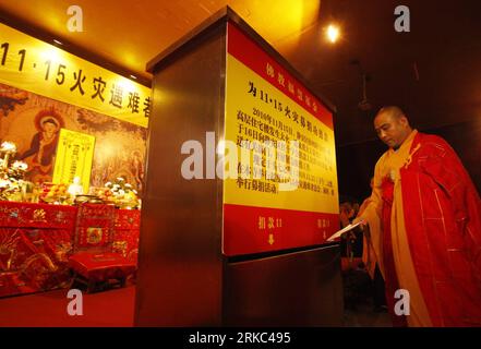 Bildnummer: 54662047  Datum: 21.11.2010  Copyright: imago/Xinhua (101121) -- SHANGHAI, Nov. 21, 2010 (Xinhua) -- Huiming, abbot of Jing an Temple, donates for the relatives of the victims during a buddhist ceremony mourning victims of the deadly blaze in Shanghai, east China, Nov. 21, 2010. Sunday is the seventh day since the disaster, a day the Chinese believe the dead would revisit their families before leaving for good. (Xinhua/Fan Xiaoming) (wxy) CHINA-SHANGHAI-APARTMENT BUILDING-FIRE-MOURNING (CN) PUBLICATIONxNOTxINxCHN Gesellschaft Trauer Gedenken Brand Hochhausbrand kbdig xdp 2010 quer Stockfoto