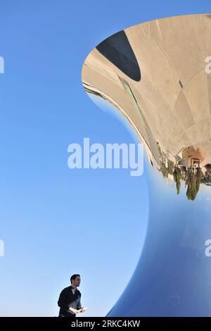 Bildnummer: 54666149  Datum: 22.11.2010  Copyright: imago/Xinhua (101122)-- JERUSALEM, Nov. 22, 2010 (Xinhua)-- A tourist looks at a reflective stainless-steel-surfaced sculpture by world famous artist Anish Kapoor in Israel Museum on Nov. 22, 2010. The sculpture, named Jerusalem Upside Down, places the museum s campus and the landscape of Jerusalem atop the sky, by inverting its surroundings on an hourglass-shaped mirror. Kapoor is a British citizen of Indian Jewish descent who lived and studied in Israel for a few years during the 1970s. (Xinhua/Yin Dongxun) ISRAEL-JERUSALEM-SCULPTURE PUBLIC Stock Photo