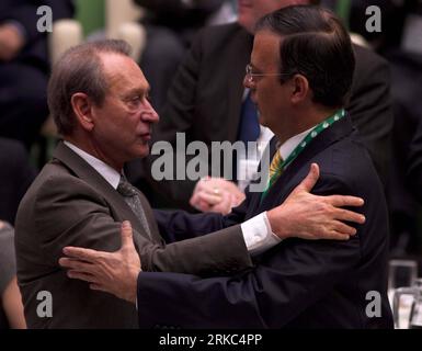 Bildnummer: 54663896  Datum: 21.11.2010  Copyright: imago/Xinhua MEXICO CITY, Nov. 21, 2010 (Xinhua) -- Mayor of Paris Bertrand Delanoe (L) hugs Mexico City s Mayor Marcelo Ebrad during the World Mayors Summit on Climate Change in Mexico City, Mexico, Nov. 21, 2010. Mayors from around the world signed an agreement to address climate change at the summit and the agreement will be presented to the United Nations Framework Convention for Climate Change (UNFCCC) in Cancun, next month. (Xinhua/Jorge Dan Lopez) (wjd) MEXICO-CLIMATE-MAYOR-SUMMIT PUBLICATIONxNOTxINxCHN People Politik kbdig xcb 2010 qu Stock Photo