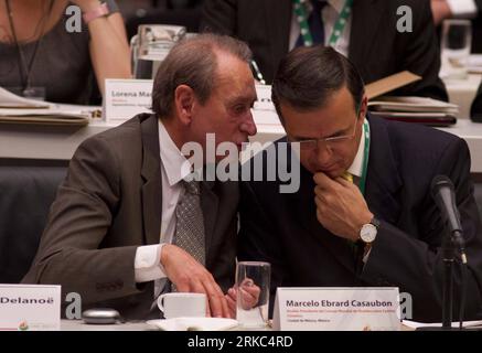 Bildnummer: 54663894  Datum: 21.11.2010  Copyright: imago/Xinhua MEXICO CITY, Nov. 21, 2010 (Xinhua) -- Mayor of Paris Bertrand Delanoe (L) talks to Mexico City s Mayor Marcelo Ebrad during the World Mayors Summit on Climate Change in Mexico City, Mexico, Nov. 21, 2010. Mayors from around the world signed an agreement to address climate change at the summit and the agreement will be presented to the United Nations Framework Convention for Climate Change (UNFCCC) in Cancun, next month. (Xinhua/Jorge Dan Lopez) (wjd) MEXICO-CLIMATE-MAYOR-SUMMIT PUBLICATIONxNOTxINxCHN People Politik kbdig xcb 201 Stock Photo