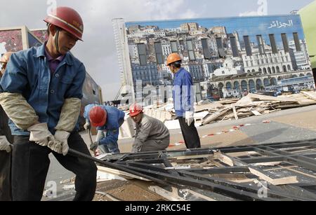 Bildnummer: 54669340  Datum: 22.11.2010  Copyright: imago/Xinhua (101122) -- SHANGHAI, Nov. 22, 2010 (Xinhua) -- Workers remove ornament wallboards from the Algeria Pavilion in the World Expo Park in Shanghai, east China, Nov. 22, 2010. The removing work of the World Expo pavilions has been launched for almost a month and will last until April of 2011. (Xinhua/Pei Xin) (lb) CHINA-WORLD EXPO-PAVILIONS-DISMANTLEMENT (CN) PUBLICATIONxNOTxINxCHN Gesellschaft Expo Abbau kbdig xng 2010 quer o0 Bauarbeiten, Abbauen    Bildnummer 54669340 Date 22 11 2010 Copyright Imago XINHUA  Shanghai Nov 22 2010 XI Stock Photo