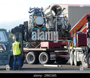 Bildnummer: 54678756  Datum: 26.11.2010  Copyright: imago/Xinhua (101126) -- GREYMOUTH, Nov. 26, 2010 (Xinhua) -- A specially designed jet engine to aid mine rescue arrives from Austrlia s Queensland at New Zealand South Island West Bank s Hokitika Airport on Nov. 26 2010. It will be shipped to Pike River coal mine to clear the mine of gases following the deaths of the 29 miners there. (Xinhua/NZPA/Ross Setford) (zyw) NEW ZEALAND-GREYMOUTH-EXPLOSION-RESCUE-EQUIPMENT PUBLICATIONxNOTxINxCHN Gesellschaft Unglück Mine Bergwerk Minenunglück NZL Bergung kbdig xng 2010 quadrat o0 Rettungsgerät    Bil Stock Photo