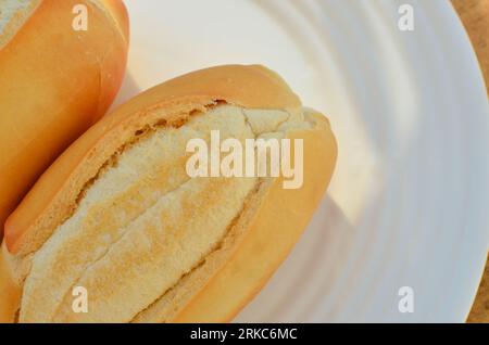 Französisches Brot ist bereit für die Verkostung und zeichnet sich durch diese appetitliche Nahaufnahme aus. Stockfoto