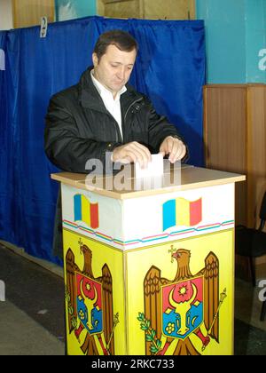 Bildnummer: 54682951  Datum: 28.11.2010  Copyright: imago/Xinhua CHISINAU, Nov. 28, 2010 (Xinhua) -- Moldovan Prime Minister Vlad Filat casts his ballot at a polling station in Chisinau, capital of Moldova, on Nov. 28, 2010. The Republic of Moldova started on Sunday a snap general election, the country s third parliamentary election in one year and a half. (Xinhua/Moldpres) (lr) MOLDOVA-CHISINAU-SNAP PARLIAMENTARY ELECTION PUBLICATIONxNOTxINxCHN People Politik Wahlen Wahl Parlamentswahlen kbdig xdp premiumd 2010 hoch o0 Stimmabgabe Urnengang    Bildnummer 54682951 Date 28 11 2010 Copyright Ima Stock Photo