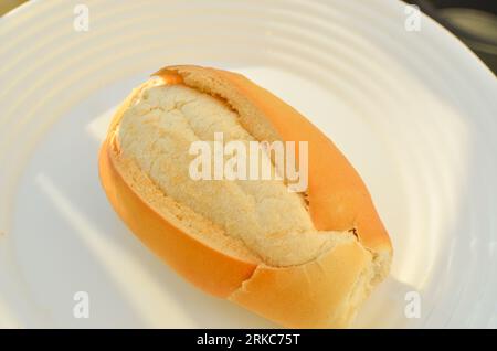 Perfekt gebackenes französisches Brot, bereit für den Genuss in einer appetitanregenden Nahaufnahme. Stockfoto