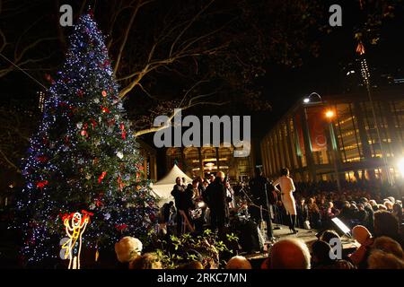 Bildnummer: 54688324  Datum: 29.11.2010  Copyright: imago/Xinhua (101130) -- NEW YORK, Nov. 30, 2010 (Xinhua) -- Local residents take part in the Christmas tree lighting ceremony of the 11th Winter s Eve, in New York, the United States, Nov. 29, 2010. The 11th Winter s Eve that hosted by Lincoln Square Business Improvement District kicked off with a Christmas tree lighting ceremony on Monday and features free entertainment,  tastings, in-store activities and shopping around and about this neighborhood. (Xinhua/Wu Kaixiang) (axy) U.S.-NEW YORK-WINTER S EVE PUBLICATIONxNOTxINxCHN Gesellschaft kb Stock Photo