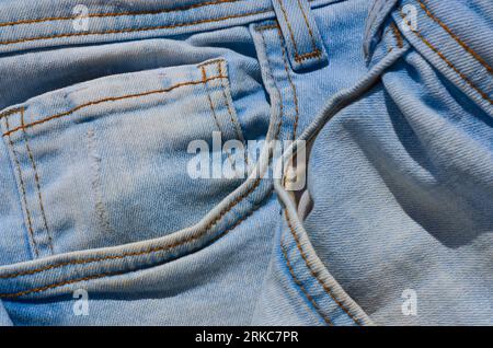 Nahaufnahme von Nählinien einer Jeans, die die Liebe zum Detail und zur Handwerkskunst zum Ausdruck bringt. Perfekt für Mode- und Bekleidungsprojekte. Stockfoto