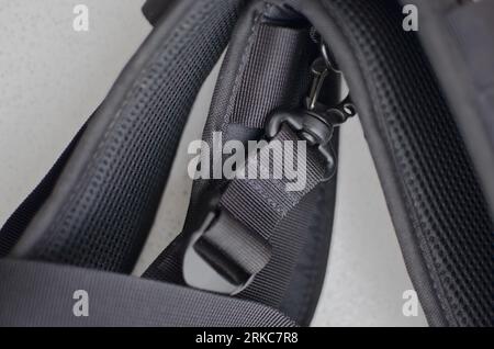 Schwarzer Hosenträger oder Gürtel, elegantes und hochwertiges Accessoire, das Ihren Stil abrundet. Konzept für Rucksäcke oder Militärzubehör. Stockfoto