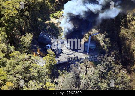 Bildnummer: 54694465  Datum: 01.12.2010  Copyright: imago/Xinhua (101201) -- GREYMOUTH, Dec. 1, 2010 (Xinhua) -- Photo released by police authority on Dec. 1, 2010 shows smoke billows from the ventilation shaft after the fourth explosion in New Zealand South Island s Pike River coal mine where 29 miners and contractors were fatally trapped, on Nov. 28, 2010. (Xinhua) (ypf) NEW ZEALAND-COAL MINE-ACCIDENT PUBLICATIONxNOTxINxCHN Gesellschaft Mine Grubenunglück Bergbau kbdig xcb 2010 quer  o0 Luftbild Totale Rauch Explosion    Bildnummer 54694465 Date 01 12 2010 Copyright Imago XINHUA  Greymouth D Stock Photo