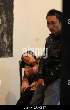 Bildnummer: 54694486  Datum: 01.12.2010  Copyright: imago/Xinhua (101201) -- XIANGTAN, Dec. 1, 2010 (Xinhua) -- Relatives of a miner who is trapped in a pit of Yide Coal Mine wait for information in Xiangtan County of central China s Hunan Province, Dec. 1, 2010. At least seven miners were trapped in a pit of the coal mine due to colliery flood. Rescuers are working all-out in search of the trapped miners, and several pumps working in full capability to drain the water. (Xinhua/Long Hongtao) (hdt) CHINA-HUNAN-COLLIERY FLOOD (CN) PUBLICATIONxNOTxINxCHN Gesellschaft Mine Grubenunglück Bergbau kb Stockfoto