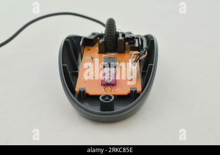 Offene Computermaus mit freiliegender elektronischer Schaltung für Wartung, Symbol der Technologie und moderner Computertechnik. Perfekt für Technologiekonzepte, Digit Stockfoto