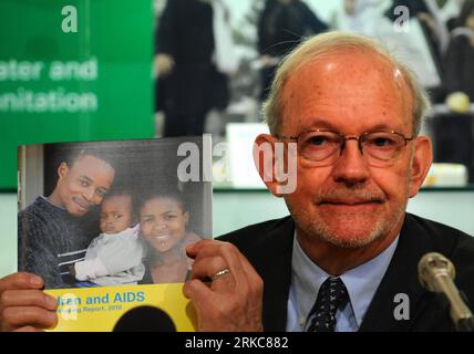 Bildnummer: 54694594 Datum: 30.11.2010 Copyright: imago/Xinhua (101130) -- NEW YORK, November 30, 2010 (Xinhua) -- Anthony Lake, Exekutivdirektor des Kinderfonds der Vereinten Nationen (UNICEF), zeigt den Kinder- und AIDS-Bericht: Fünften Bestandsaufnahme 2010 auf einer Pressekonferenz in New York, USA, am 30. November 2010. Die UNICEF sagte am Dienstag, dass eine AIDS-freie Generation möglich sei, wenn die internationale Gemeinschaft ihre Bemühungen um einen universellen Zugang zu HIV-Prävention, -Behandlung und -Sozialschutz für Bedürftige intensiviert. In einem Bericht mit dem Titel Kinder und AIDS: Fünfter Stocktak Stockfoto