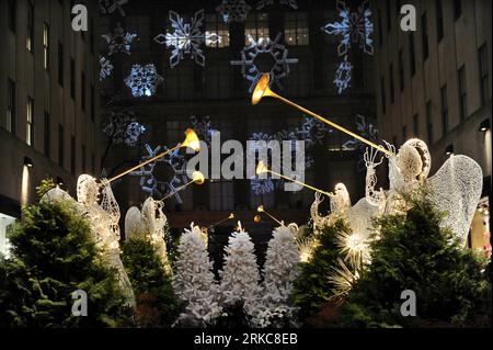 Bildnummer: 54694635  Datum: 30.11.2010  Copyright: imago/Xinhua (101201) --NEW YORK, Dec. 1, 2010 (Xinhua) -- The Rockefeller Center Christmas Tree is lit in New York on Nov. 30, 2010. The 74-foot Norway Spruce is adorned with 30,000 environmentally friendly LED lights on more than five miles of electrical wire, and topped with a Swarovski crystal star. (Xinhua/Shen Hong) (cl) U.S.-ROCKEFELLER-CHRISTMAS-TREE-LIGHTING PUBLICATIONxNOTxINxCHN Gesellschaft Weihnachten kbdig xcb 2010 quer premiumd     Bildnummer 54694635 Date 30 11 2010 Copyright Imago XINHUA  New York DEC 1 2010 XINHUA The Rockef Stock Photo