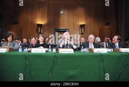 Bildnummer: 54696692 Datum: 01.12.2010 Copyright: imago/Xinhua (101201) -- WASHINGTON D.C., 1. Dez. 2010 (Xinhua) -- (L-R Front) Phyllis Caldwell, Chef des Hauseigentümerschutzamtes des US-Finanzministeriums, Sheila Bair, Vorsitzender der Federal Deposit Insurance Corporation, Daniel Tarullo, der gouverneur des Board of Governors of the Federal Reserve System, John Walsh, kommissarischer Rechnungsprüfer der Währung, und Edward DeMarco, kommissarischer Direktor der Federal Housing Finance Agency, bezeugen vor dem US-Senatsausschuss für Banken, Wohnungswesen und Stadtentwicklung während einer Anhörung Stockfoto