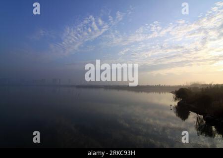 Bildnummer: 54701144 Datum: 02.12.2010 Copyright: imago/Xinhua (101202) -- WUXI, 2. Dezember 2010 (Xinhua) -- Foto aufgenommen am 2. Dezember 2010 zeigt die Landschaft des Lihu-Sees am frühen Morgen, nachdem der erste Nebel dieses Winters in Wuxi, der ostchinesischen Provinz Jiangsu, aufgeklärt ist. (Xinhua/Luo Jun) (cxy) CHINA-WUXI-WINTER-Landschaft (CN) PUBLICATIONxNOTxINxCHN Landschaft totale Reisen Asien kbdig xdp 2010 quer o0 siehe Nebel Bildnummer 54701144 Datum 02 12 2010 Copyright Imago XINHUA Wuxi DEC 2 2010 XINHUA Foto aufgenommen AM DEC 2 2010 zeigt die frühe Morgenlandschaft des Lihu-Sees nach dem ersten Nebel dieses Winters C Stockfoto