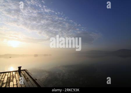 Bildnummer: 54701147  Datum: 02.12.2010  Copyright: imago/Xinhua (101202) -- WUXI, Dec. 2, 2010 (Xinhua) -- Photo taken on Dec. 2, 2010 shows the early morning scenery of Lihu Lake after the first fog of this winter clears up in Wuxi, east China s Jiangsu Province. (Xinhua/Luo Jun) (cxy) CHINA-WUXI-WINTER-SCENERY (CN) PUBLICATIONxNOTxINxCHN Landschaft Totale Reisen Asien kbdig xdp 2010 quer o0 See Nebel    Bildnummer 54701147 Date 02 12 2010 Copyright Imago XINHUA  Wuxi DEC 2 2010 XINHUA Photo Taken ON DEC 2 2010 Shows The Early Morning scenery of Lihu Lake After The First Fog of This Winter c Stockfoto