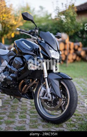 Ein Kawasaki Z1000 Motorrad, Nahaufnahme selektiver Fokus. Budapest. Ungarn. August. 2. 2023. Stockfoto