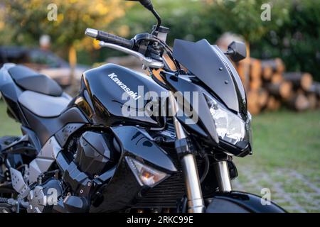 Ein Kawasaki Z1000 Motorrad, Nahaufnahme selektiver Fokus. Budapest. Ungarn. August. 2. 2023. Stockfoto
