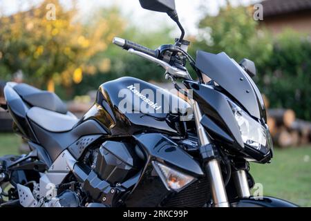 Ein Kawasaki Z1000 Motorrad, Nahaufnahme selektiver Fokus. Budapest. Ungarn. August. 2. 2023. Stockfoto