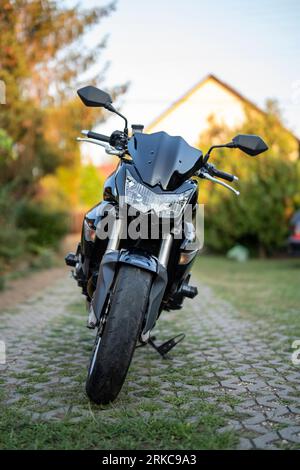 Ein Kawasaki Z1000 Motorrad, Nahaufnahme selektiver Fokus. Budapest. Ungarn. August. 2. 2023. Stockfoto